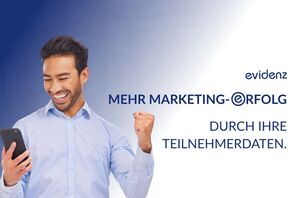 Smiling man in a light blue shirt looks at his smartphone on a blue gradient banner with German text about marketing success and the Evidenz logo on the right.
