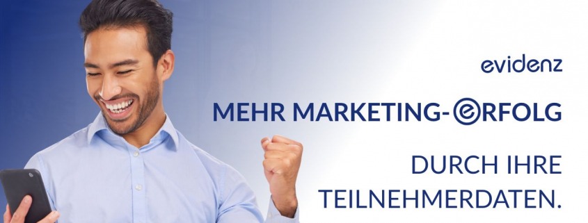 Smiling man in a light blue shirt looks at his smartphone on a blue gradient banner with German text about marketing success and the Evidenz logo on the right.