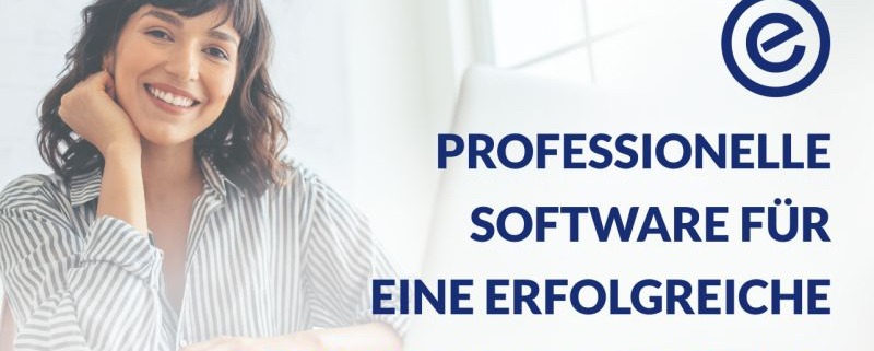Smiling woman at a desk with a laptop in a bright office; German text on the right promoting professional software for successful personnel development with a circular logo above.