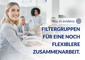 Smiling woman in a bright office; banner reads 'Neu in evidenz' and 'Filtergruppen für eine noch flexiblere Zusammenarbeit'.
