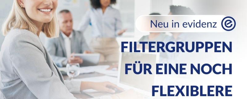 Smiling woman in a bright office; banner reads 'Neu in evidenz' and 'Filtergruppen für eine noch flexiblere Zusammenarbeit'.