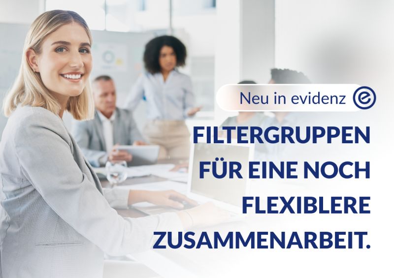 Smiling woman in a bright office; banner reads 'Neu in evidenz' and 'Filtergruppen für eine noch flexiblere Zusammenarbeit'.